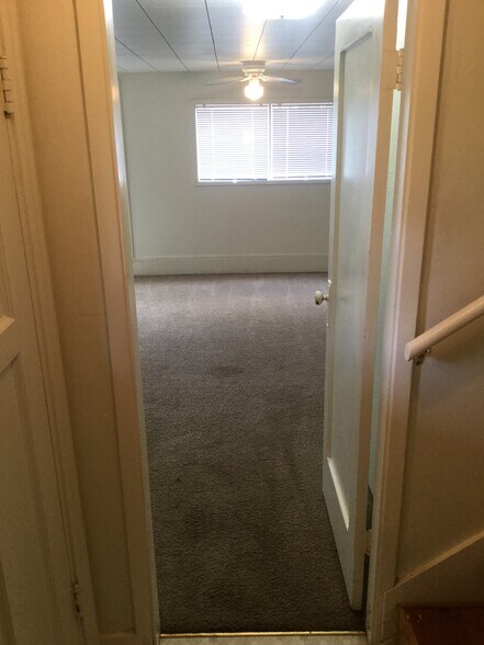 Building Photo - 1010 E 2nd St