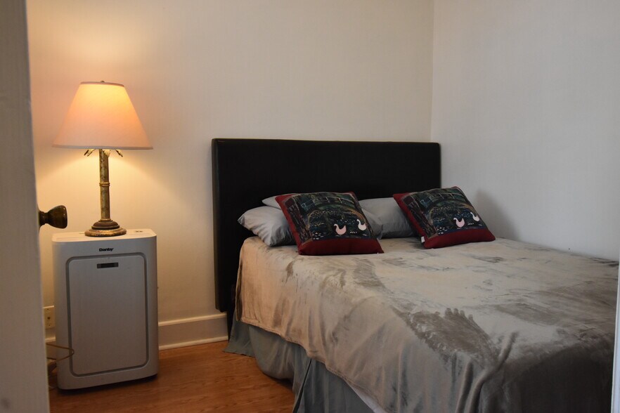 Unit 1 Half-Bedroom-Size or Office Space - 2279 N Clybourn Ave