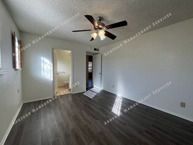 Building Photo - 3 BEDROOM 2 BATHROOM IN PHOENIX WITH TONS ...