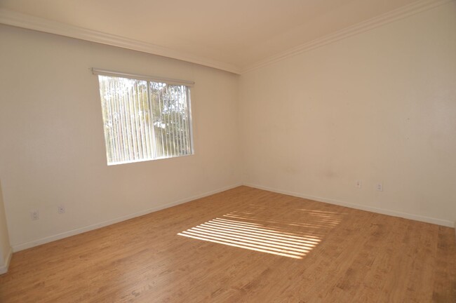 Building Photo - Meridian Unfurnished 2 Bed | 2 Bath Top Fl...