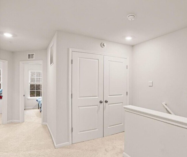 Building Photo - 310 Maple Run Dr