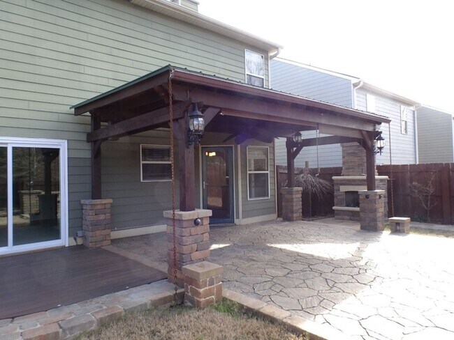 Building Photo - Prime Newnan location, close to everything...