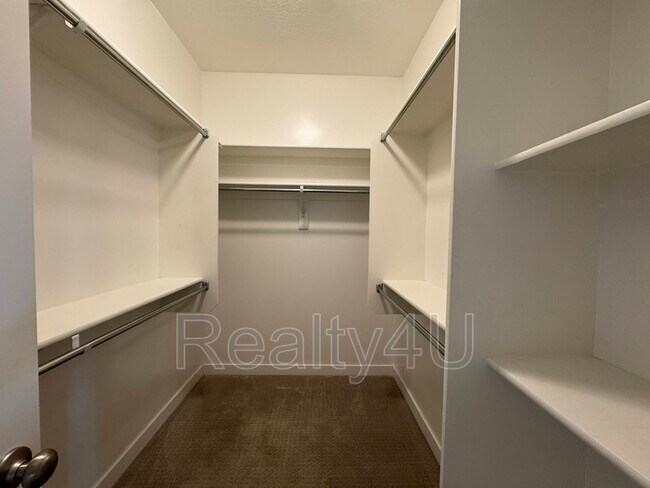 Building Photo - 1433 Dairy Ln