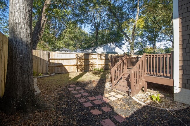 Building Photo - Immediate move-in! Short-term lease! Spaci...