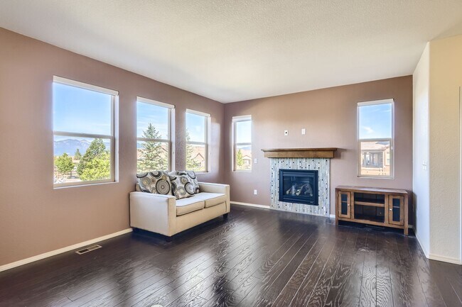 Building Photo - Flying Horse home for rent on Cake Bread!