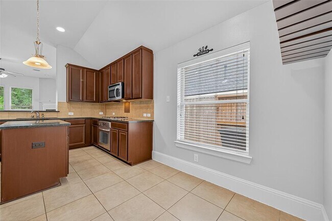 Building Photo - 7023 Sanders Hill Ln