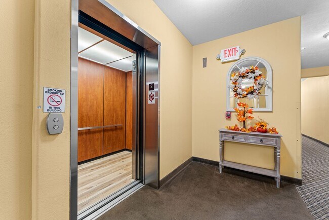 Building Photo - Unfurnished or Furnished 2 bedroom 2 bath Condo/Apartment in a Gated Community,  Blue Eye, MO,  N...
