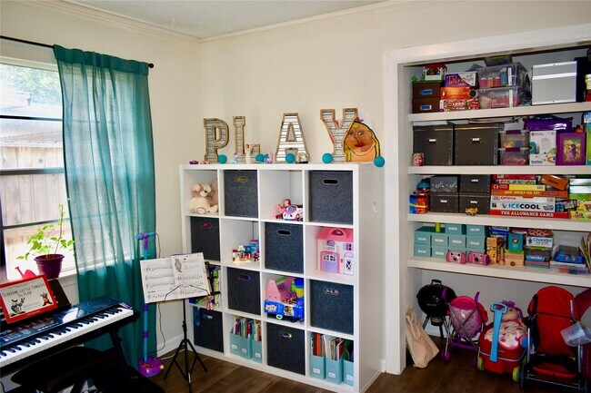 Building Photo - 4624 Verone St