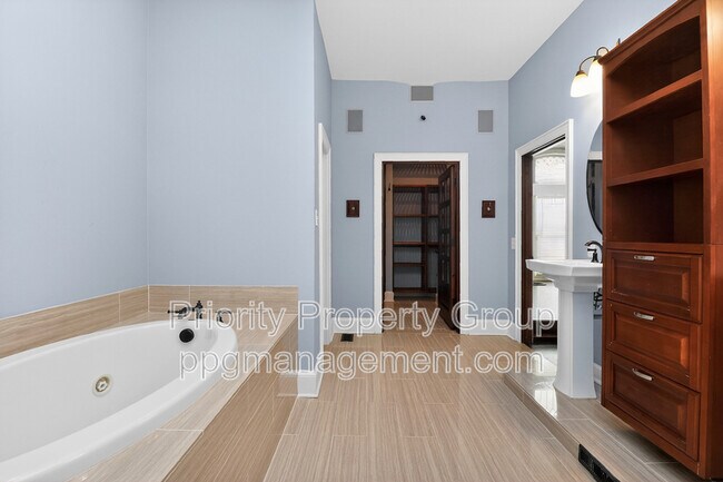 Building Photo - 16205 Riverpointe Dr