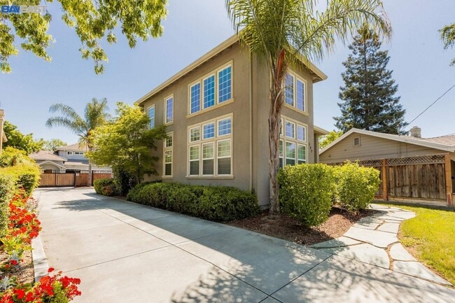 Building Photo - Live Exceptionally in This Peaceful Willow Glen Executive Home; 4 bed/ 4.5 bath