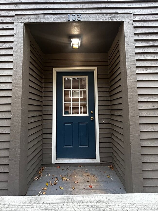 Building Photo - 2 Bedroom 2.5 Bathroom Condo close to Down...