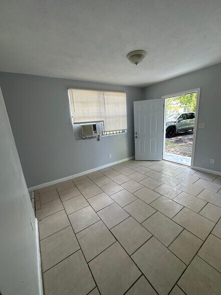 Building Photo - 1614 W 3rd St