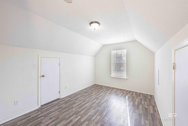 Building Photo - 600 Cheshire Ln