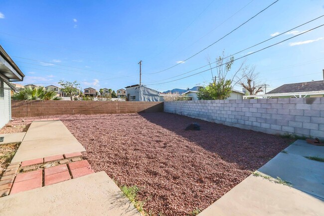 Building Photo - 307 Regina Way