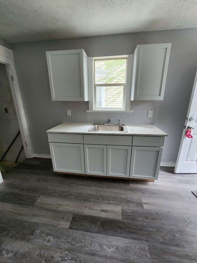 Building Photo - Large 3 Bedroom Home For Rent on Kimberly