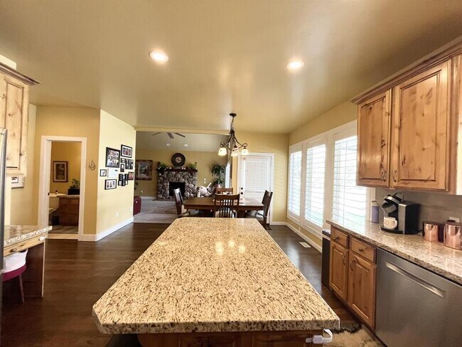 Building Photo - 2035 Quartzridge Dr