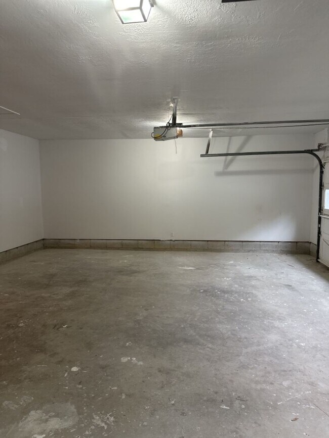 Building Photo - $1,600 - Beautiful 3 Bedroom 2 Bathroom Home Now Available!