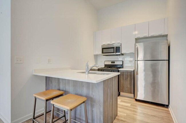 Building Photo - 2 bedroom in Chicago IL 60647