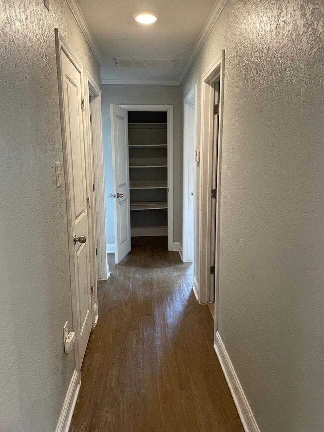 Building Photo - Available Now! Updated and Upgraded 3 Bed/2 Bath_Lawn Care Included