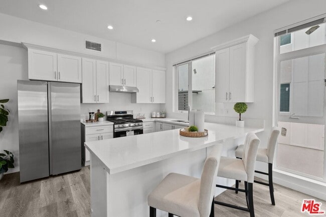 Building Photo - 5114 Cahuenga Blvd