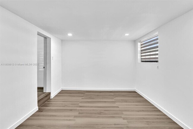 Building Photo - 418 S 57th Way