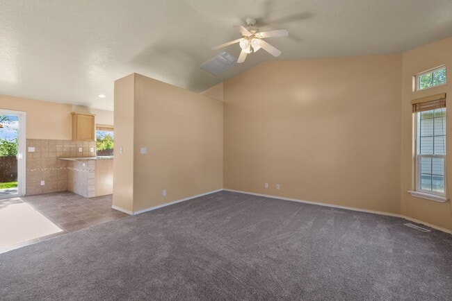 Building Photo - 3 Bedroom 2.5 Bathroom Home in Southwest B...