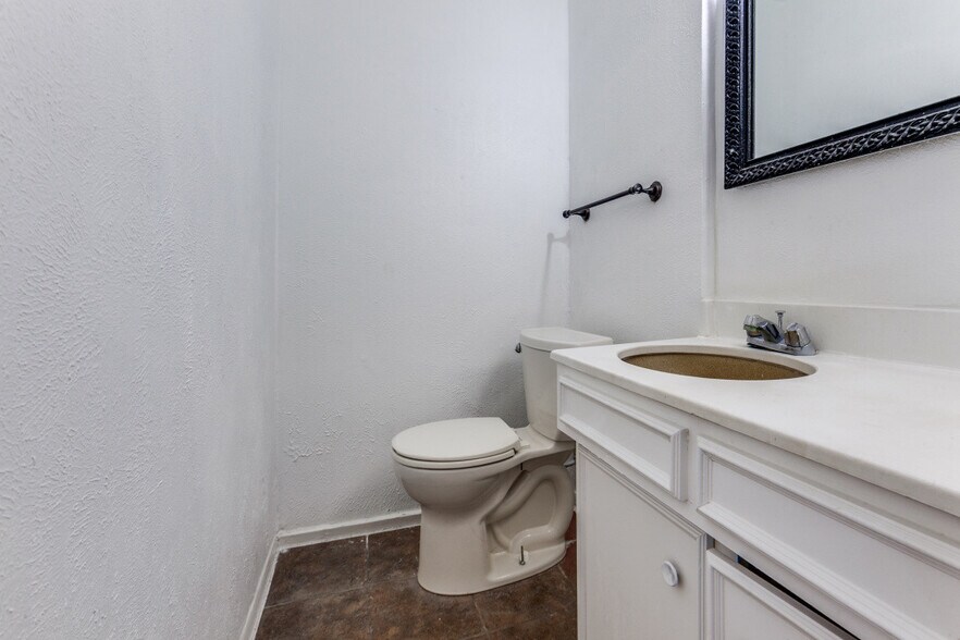 Building Photo - 7621 Dentcrest Dr