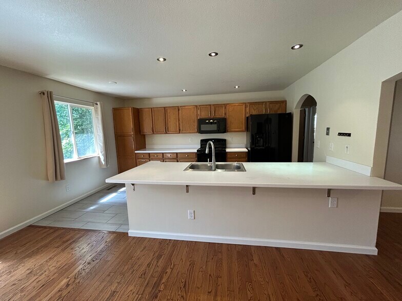 Lots of room in the kitchen with extra seating available at the counter! - 4393 N Lincoln Ave