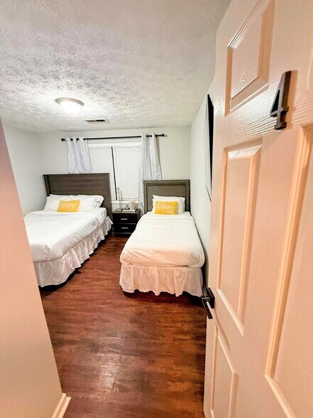 Building Photo - 5405 Glen Haven Dr