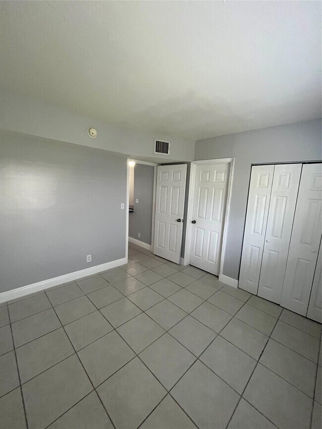 Building Photo - 1311 NE 18th St