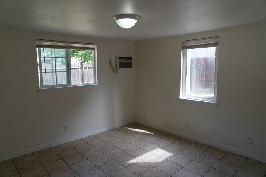 Building Photo - 137 1/2 west 21st street
