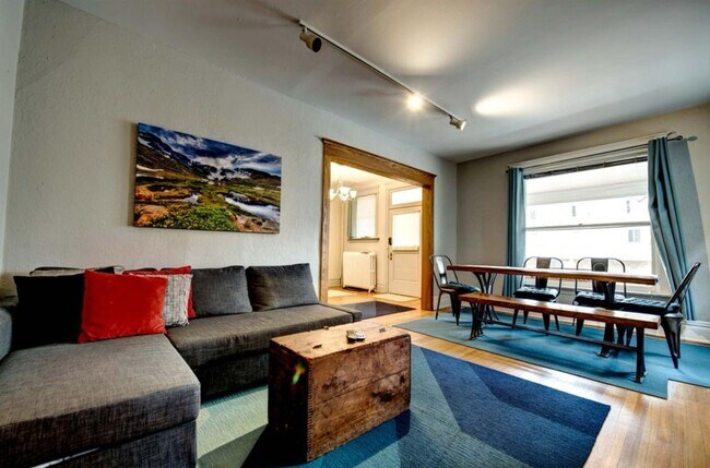 Building Photo - Beautiful two story unit with Victorian charm