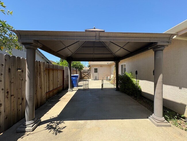 Building Photo - Three Bedroom Galt Home!