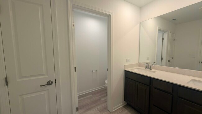 Building Photo - 434 Red Oak Cir