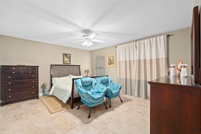 Building Photo - 4665 Oak Hill Dr