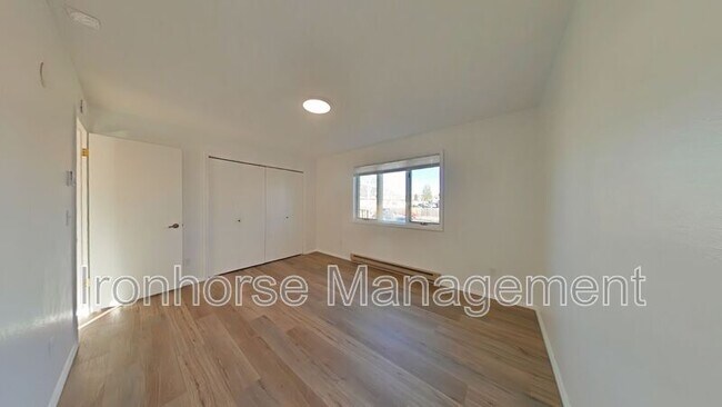 Building Photo - 811 W Villard St