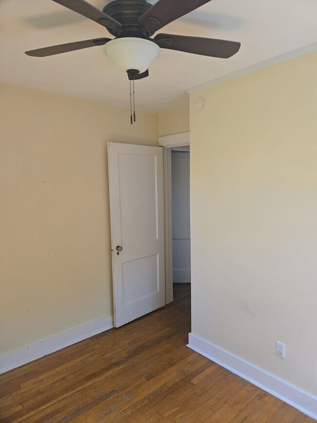 Building Photo - Spacious 3-Bedroom Home w/ Parking & Centr...
