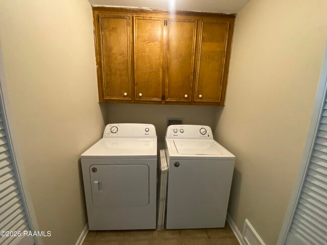 Building Photo - 5133 Sleepy Hollow Dr