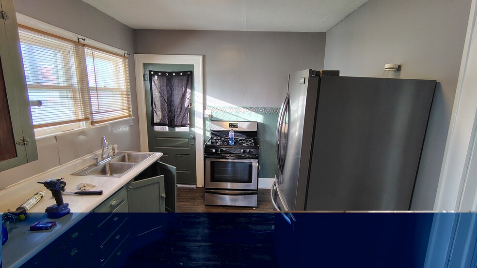 Building Photo - 320 W Elm St