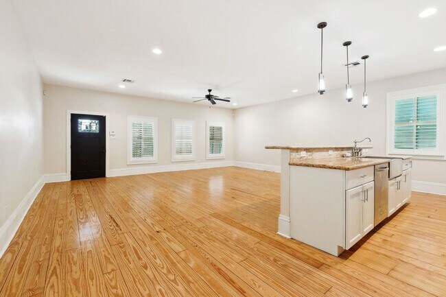 Building Photo - Beautiful 3 Bedroom Home Steps from Yulman...