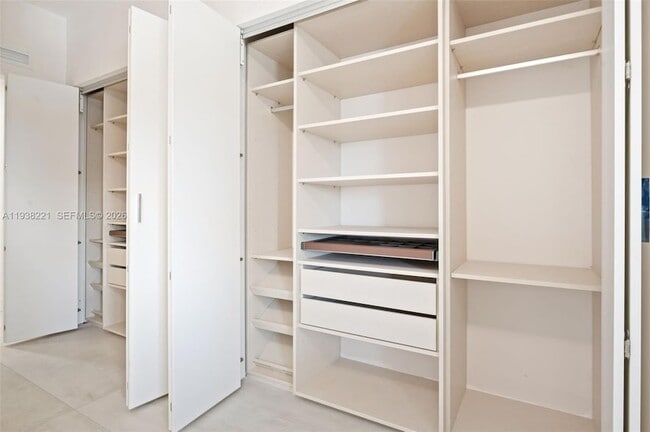 Building Photo - 700 NE 24th St