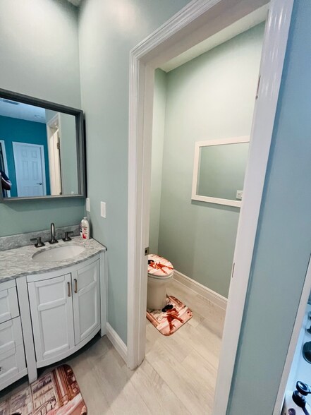 Building Photo - 8640 Rockland Dr