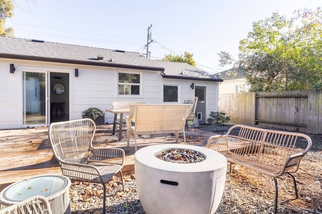 Building Photo - Renovated Two Bedroom West Napa Bungalow