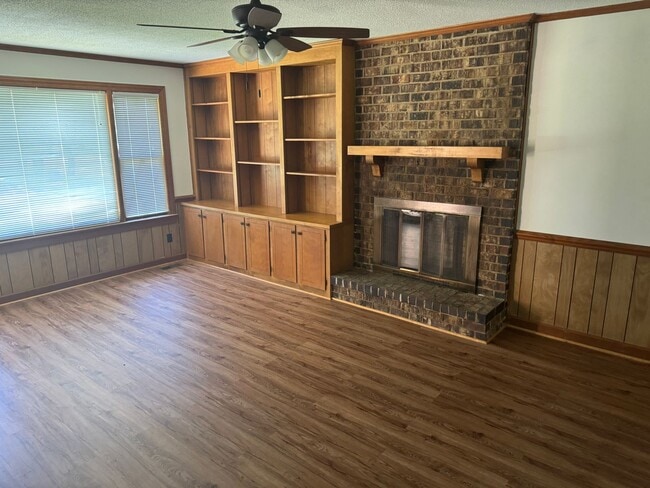 Building Photo - Spacious Rooms, Deck and Detached Garage /...