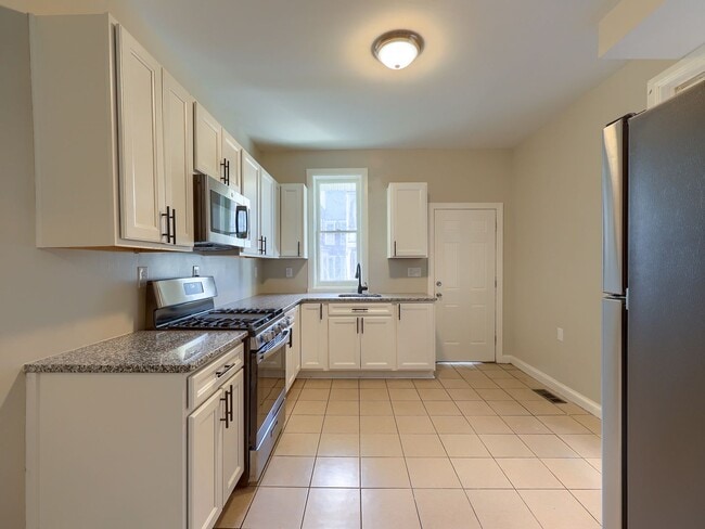 Building Photo - 4 Bedroom Home