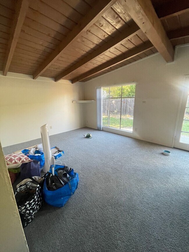 Building Photo - Charming 3-Bedroom in Quiet Cul-de-sac-$30...