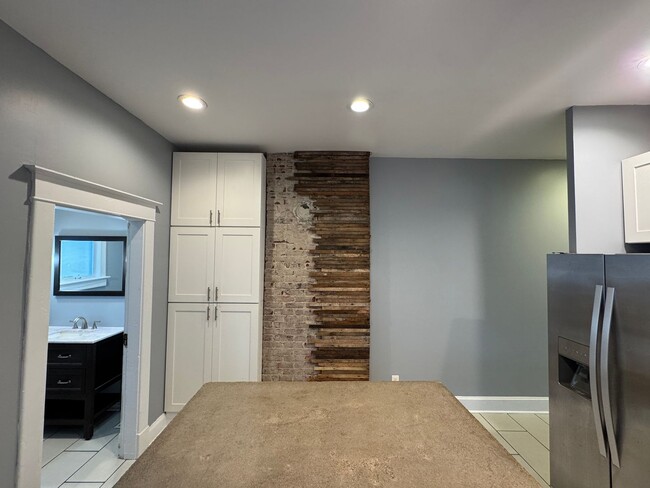 Building Photo - 1020-1022 S Randolph