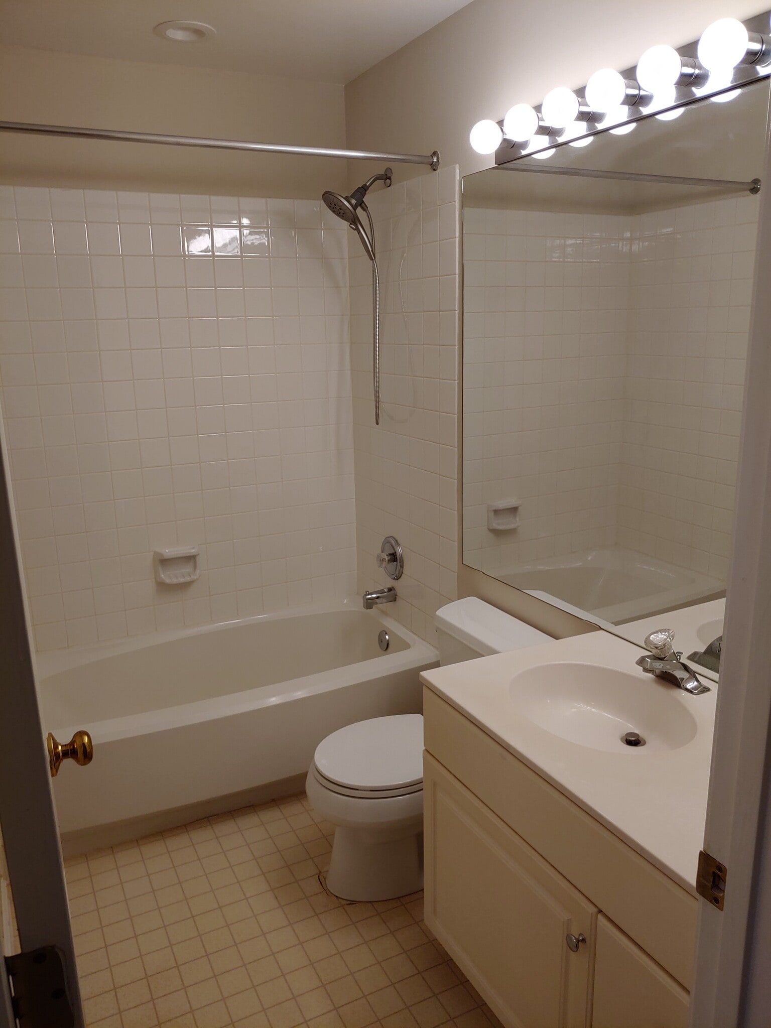 Upstairs hall bath - 47608 Sandbank Sq