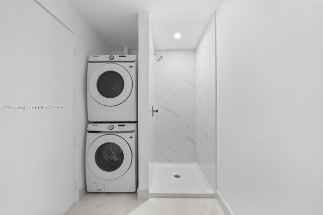 Building Photo - 700 NE 24th St