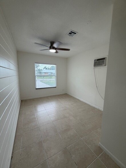 Building Photo - 500 NW 8th Ct